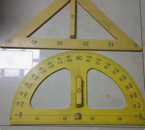 教具三角板2个，量角器1个，圆规2个打包处...