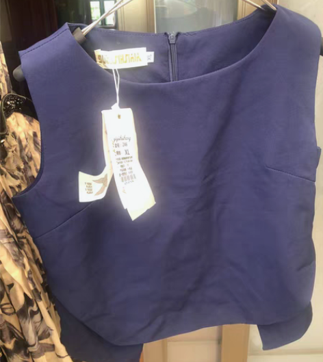 帮家里人出一些不穿的衣服。女士背心 适合身...