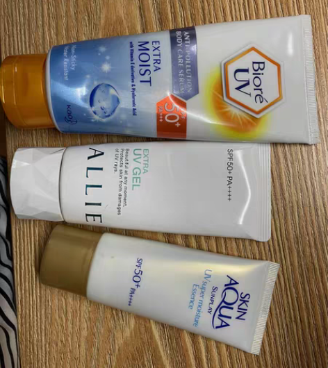 自用三支防晒。一只150ml身体碧柔防晒。...