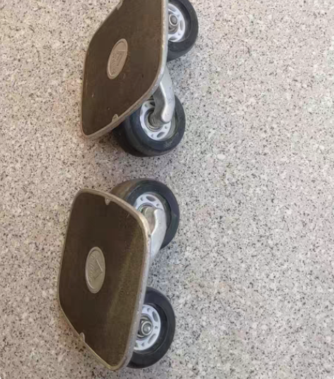 分体飘移板，吃灰时间久了，轮胎损耗少，上手...