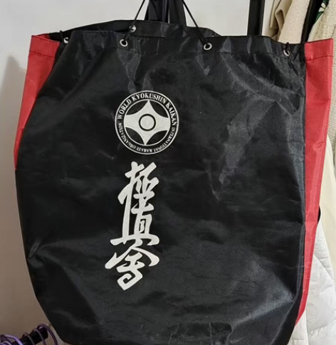 空手道训练包。很大可以将道服，护具，头盔一...