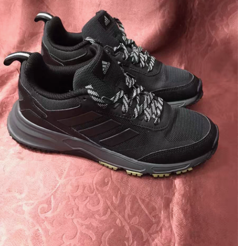 包邮阿迪达斯女士运动鞋，36码，印度尼西亚...