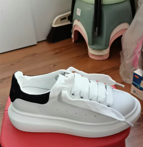 白色运动鞋,38码,全新,喜欢的亲可以联系...