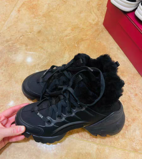 包邮加毛运动鞋，鞋是全新的里面带毛毛，质量...