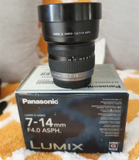 松下7-14 f4超广角变焦镜头有点小划痕，不耽误成像，吃灰...