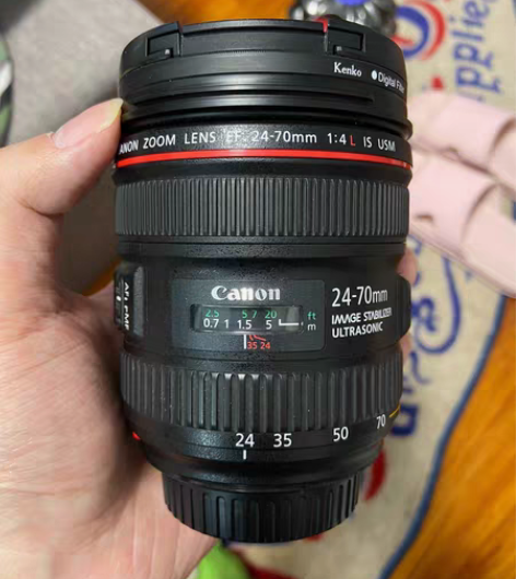 佳能2470f4微距变焦镜头，成色非常新新...