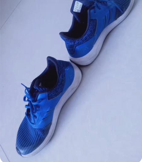 阿迪运动鞋  质量很好  透气舒适   二...