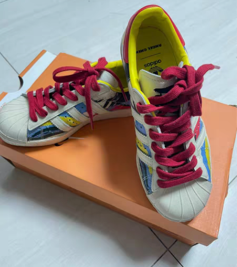 包邮阿迪贝壳鞋联名款。8成新，35.5码。...