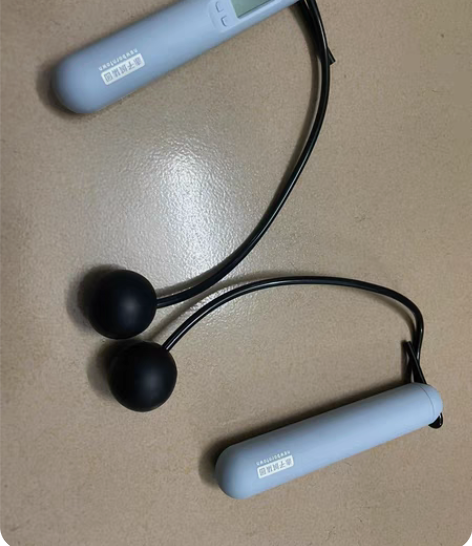智能跳绳 没用过，手感超级好，  没电池了...