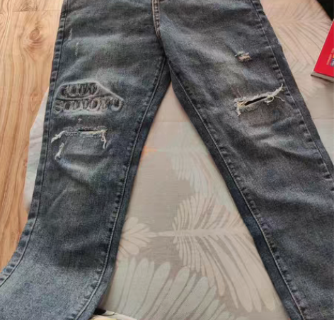 女款牛仔裤，一次没穿过。全新，27码38元...