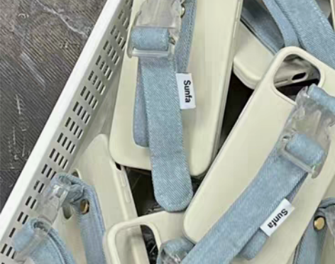 转卖白鹿明星同款奶白液态硅胶牛仔腕带手机壳...