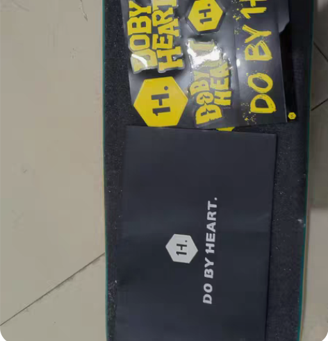 DBH专业滑板,滑过几次细微磕碰划痕,所有...