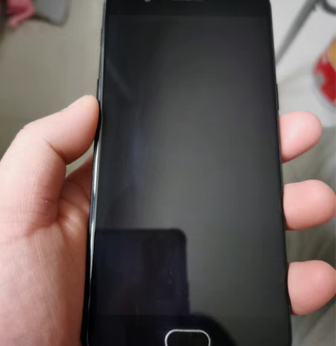 一加手机，内存8+128。 打游戏无压力，...