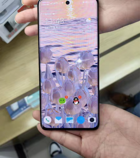 女生自用荣耀60por，12+256机身没...