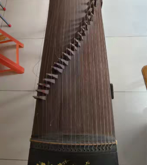 古筝原价3000，完好无破损，断三根筝弦，...