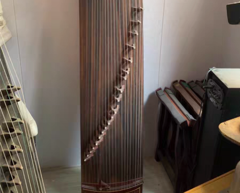 现有两台古筝出售，搬家不方便带走，图片都是...