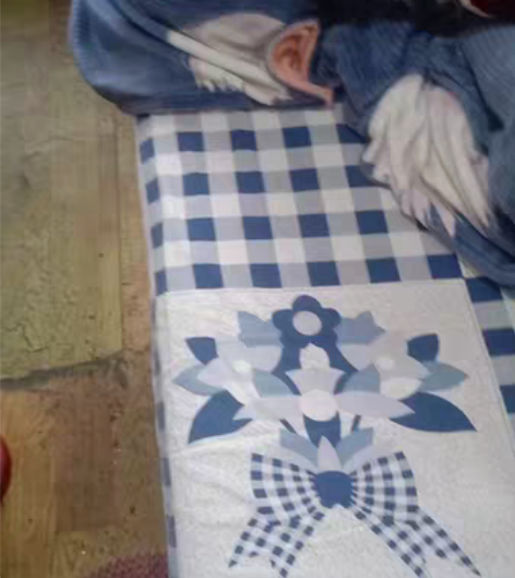 二胡上的竹杆应该有100多年 已经变红了 ...