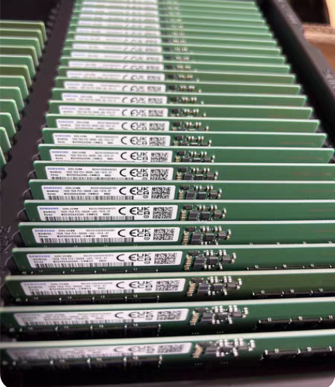 包邮新品三星全新盒包16G DDR5 56...