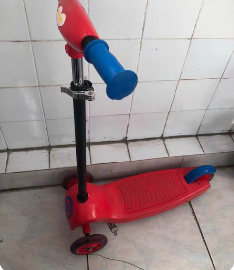 澳贝滑板车 可调节高度 闪光轮 带刹车片4...