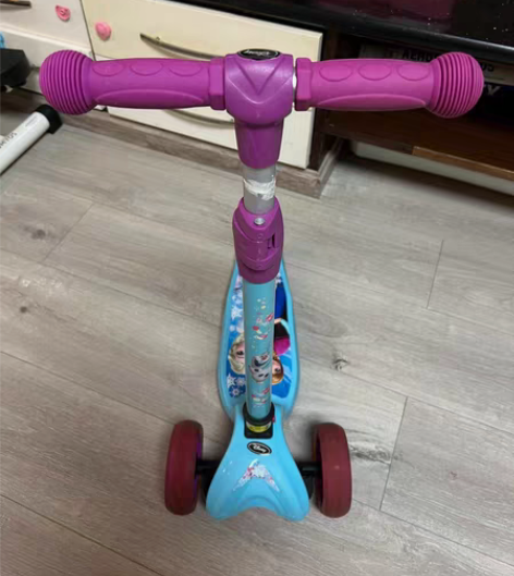 转卖迪士尼滑板车儿童3-10岁宝宝可用,四...