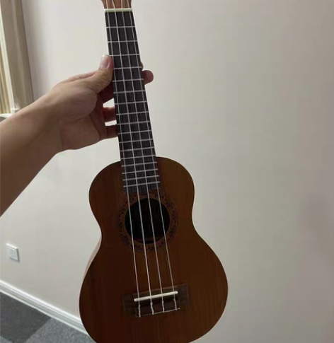 处理一个尤克里里。全新。23寸 感兴趣的话...