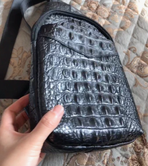 包邮牛皮鳄鱼纹男士胸包 高38,宽20,厚...