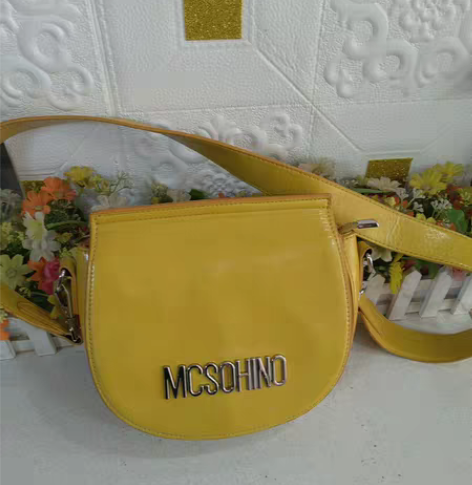 明黄色时尚斜挎包 背过两次48包邮，偏远地...