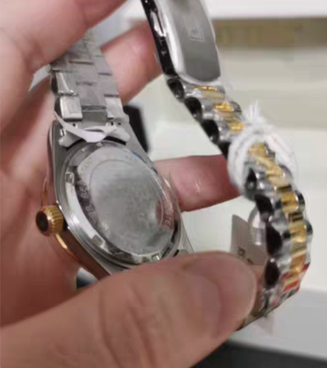 包邮丽声手表，目测四十岁左右男士佩戴，画重...