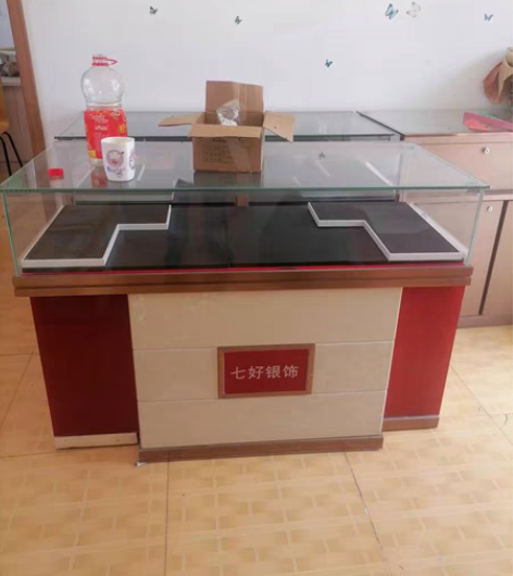急卖展示柜，大小都有，九成新，加厚优级玻璃...