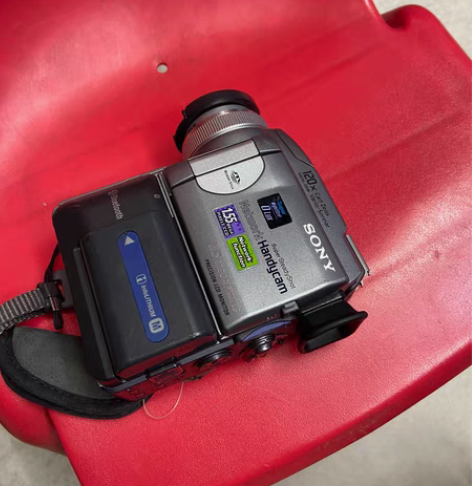 索尼照相摄像一体。有电池，有内存卡，没有充...