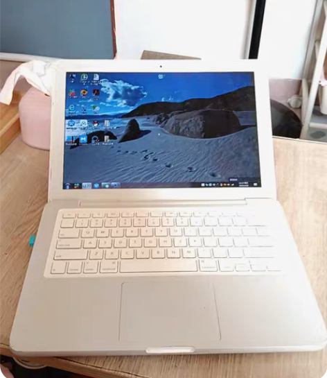 苹果电脑，款式有点老，也不是很流畅了有点卡...