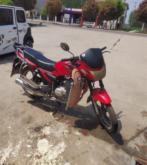 雅马哈摩托车125的在家闲着没有开。等有缘...