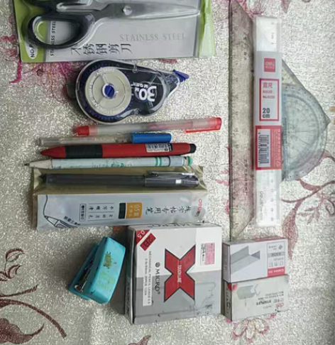 一堆文具，包含全新直尺一把，三角尺，量角器...