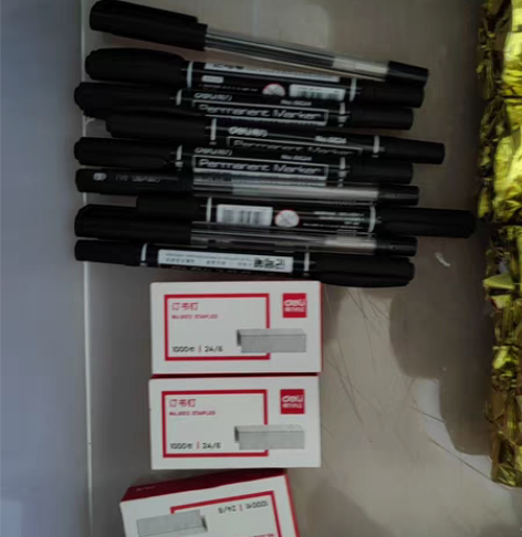 得力记号笔6支 黑色水笔3支 订书钉3盒 ...