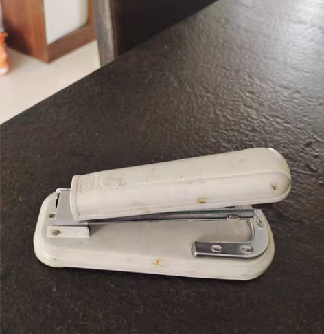 得力订书器，送两盒订书钉，自取 感兴趣的话...