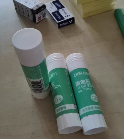 处理透明小胶带6卷，便利贴9个，固体胶3只...