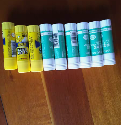 强力固体胶棒1元/根。荧光笔1元1只 感兴...