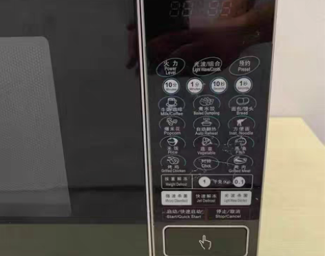 包邮使用过@格兰仕微波炉，八成新，里外很干...
