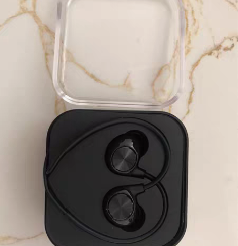 包邮耳机朋友送的礼物闲置出售。全新没有使用...