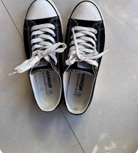 包邮回力帆布鞋 低帮41码 八成新 鞋面有...