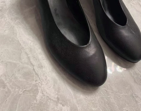 包邮九成新羊皮中跟鞋 不退不换 38码 感...