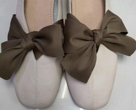 包邮女士蝴蝶结真皮软底鞋，几乎全新，连底都...