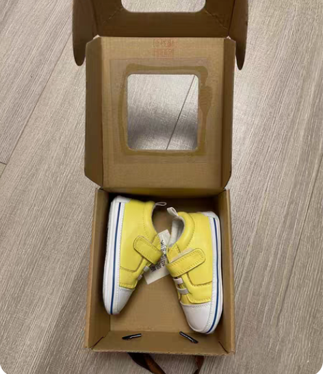 泰兰尼斯羊皮软底鞋，非常适合刚学步的宝宝。...