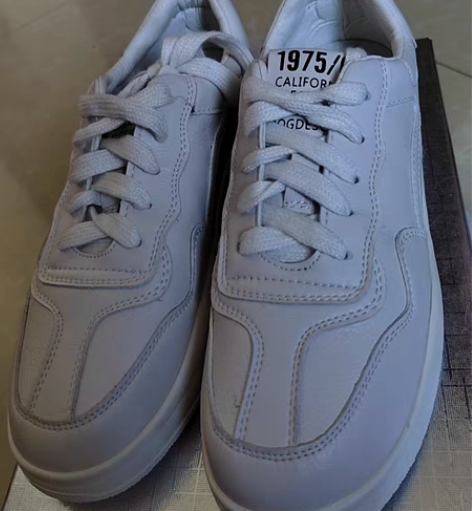 包邮小白鞋便宜出，只穿过一次，完好无埙，3...