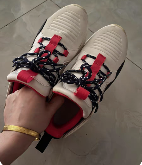 安踏春秋款鞋女 36码 没穿多少次 脏的地...