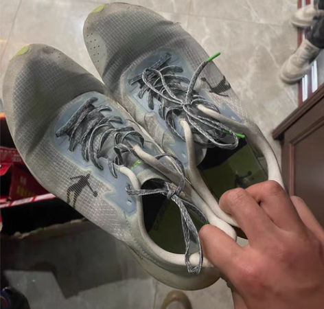 包邮鞋底磨损，弹性还是不错的，慢跑可以 感...
