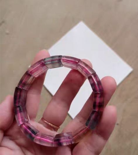 萤石手牌。体透。暖宫石。原相机拍摄，无美颜...