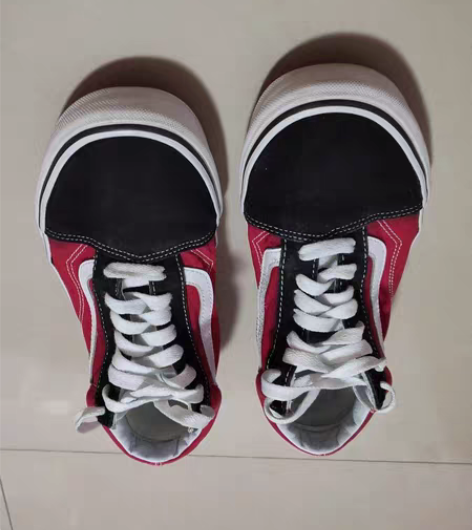 正品vans，闲置鞋鞋头侧边处有正常开胶地...