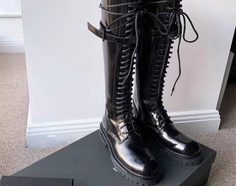 转卖2020秋冬新款Ann黑色亮光漆皮长靴...