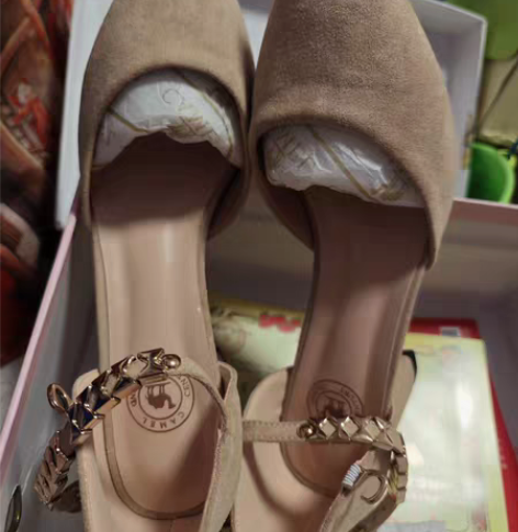 骆驼粗跟尖头一字带单鞋全新，38码 感兴趣...